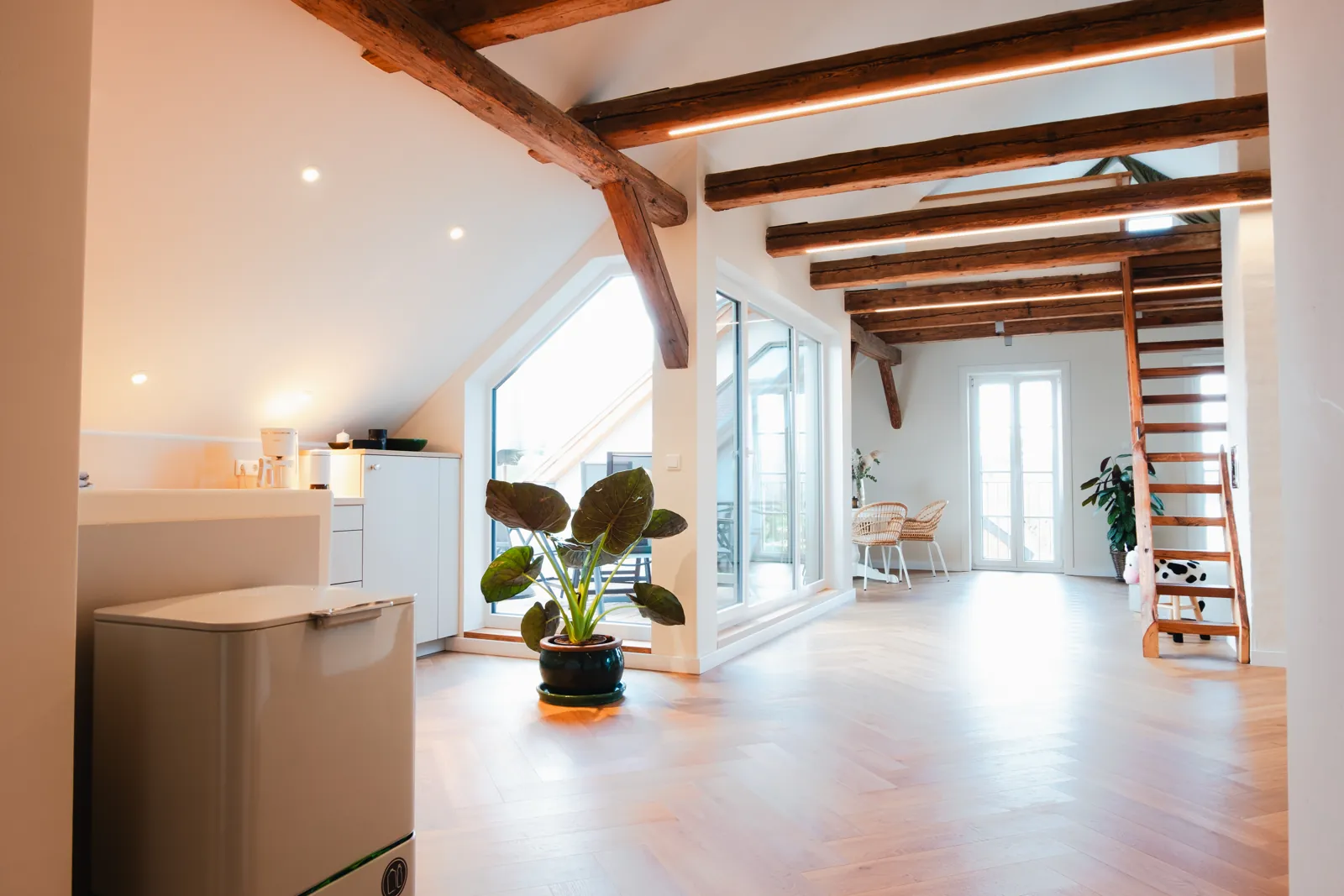 Apartment Berta — offener Wohnraum mit Galerietreppe