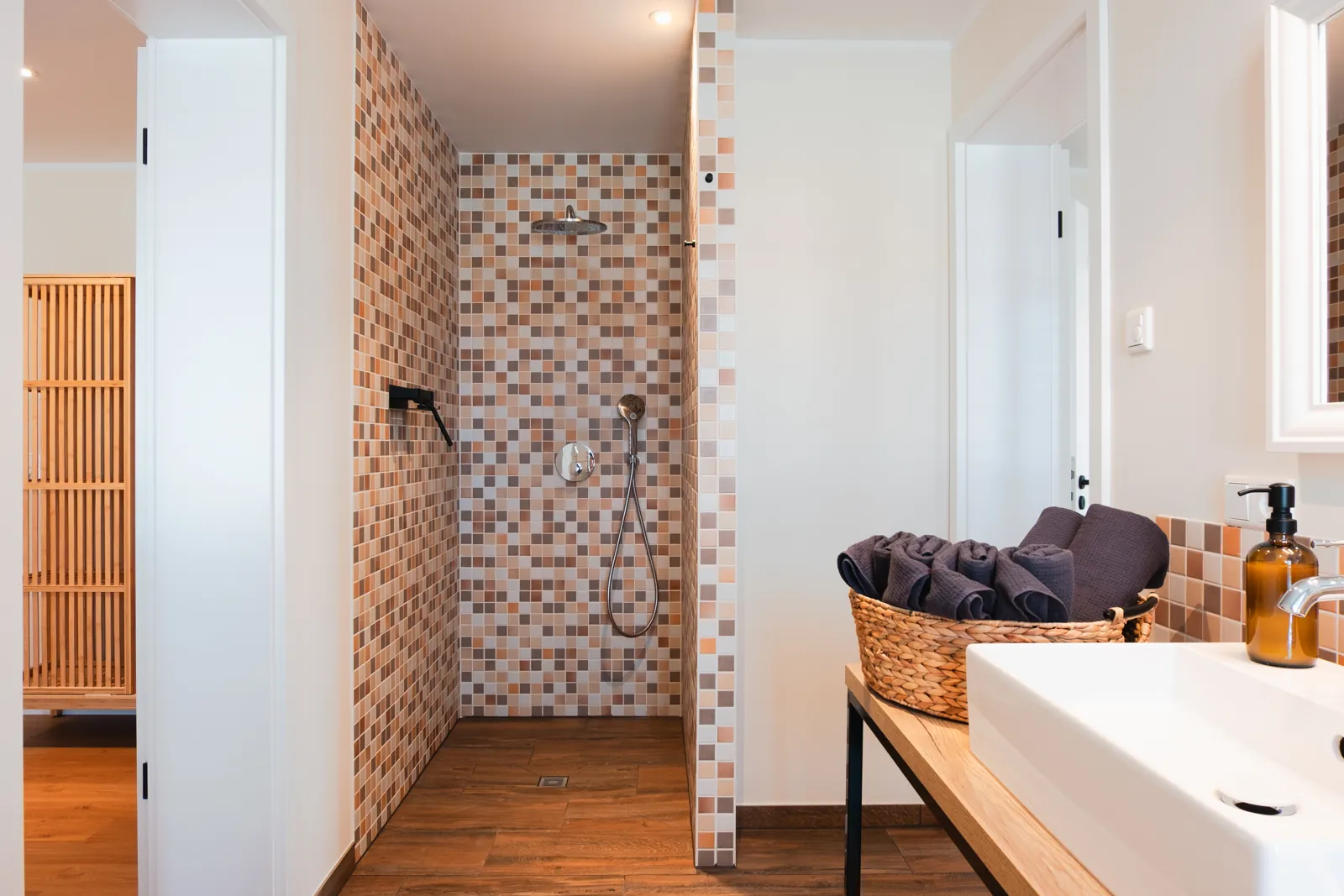Apartment Ruth — Badezimmer mit ebenerdiger Dusche